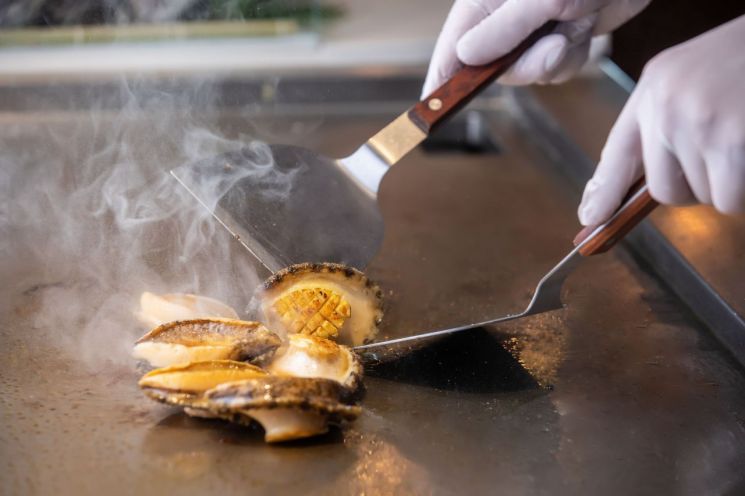 그랜드 하얏트 서울 테판, 전복 요리(사진제공=그랜드 하얏트 서울).