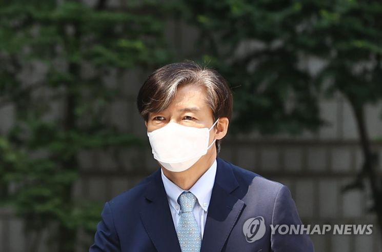 자녀 입시비리 혐의로 재판에 넘겨진 조국 전 법무부 장관이 지난달 25일 서초동 서울중앙지법에 출석하고 있다. [이미지출처=연합뉴스]