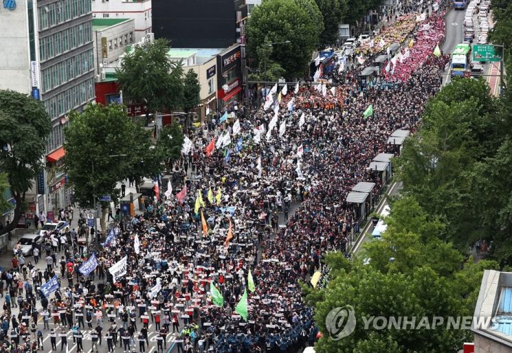 지난 3일 오후 종로3가에서 민주노총 조합원들이 노동법 전면 개정 등을 요구하며 도로를 점거한 채 전국노동자대회를 열고 있다. [이미지출처=연합뉴스]