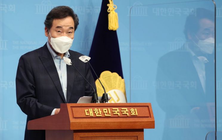 더불어민주당 대선 경선 예비후보인 이낙연 전 대표가 11일 오전 서울 여의도 국회 소통관에서 '여성 안심' 정책을 발표하고 있다. [이미지출처=연합뉴스]