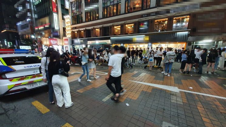 10일 오후 10시 30분께 서울 강남역 인근 편의점 앞. 술집이 문을 닫자 수십명의 사람들이 노상에서 대화를 하거나 술을 마시고 있다. 사진=이정윤 기자 leejuyoo@