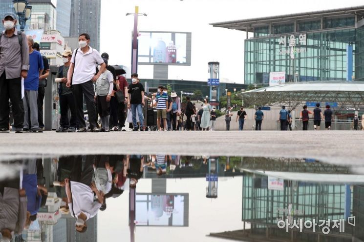 코로나19 확산 방지를 위한 수도권 사회적 거리두기 4단계 첫날인 12일 서울역 광장에 마련된 임시 선별검사소에서 시민들이 검사를 위해 기다리고 있다. /문호남 기자 munonam@