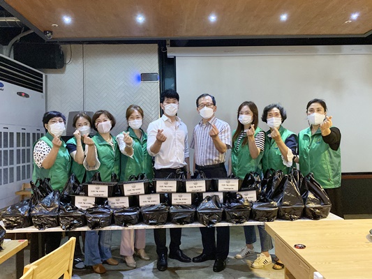 목포시 이로동부녀회가 지난 8일 초복 맞이 지역 어르신들의 건강한 여름나기를 위해 삼계탕 나눔 행사를 했다. (사진=이로동사무소 제공)