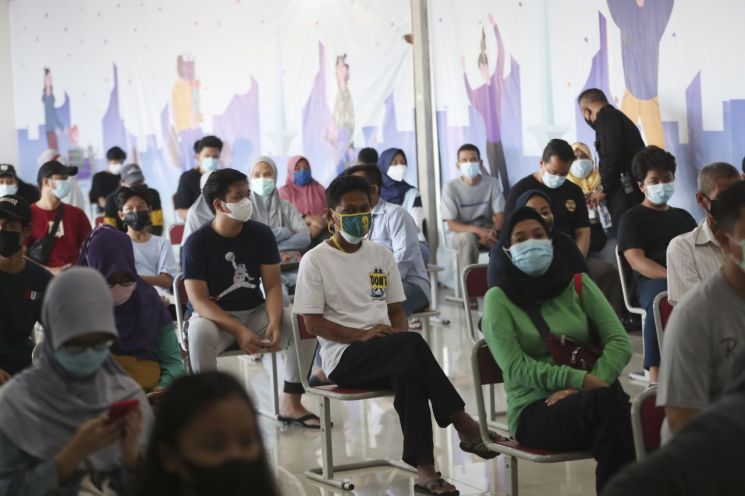 "2방에 7만원" 인도네시아, 유료백신 반발에 잠정 연기