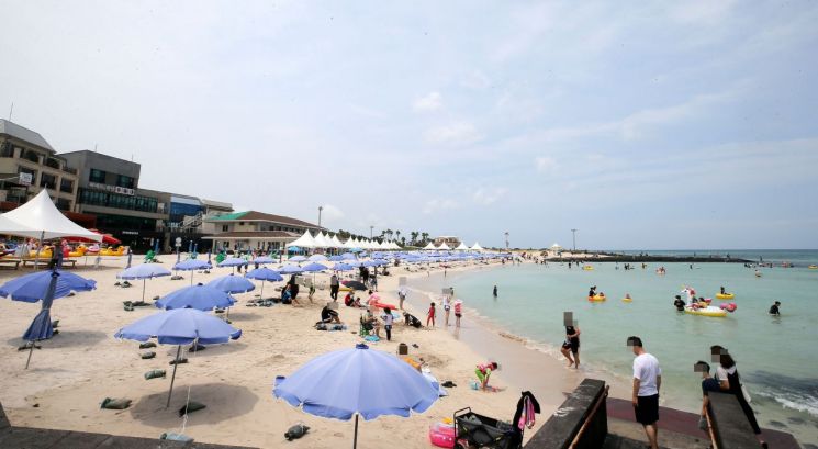 "휴가 집에서 보내면 안 되나요?"…'원정 유흥'에 시민들 '분통'