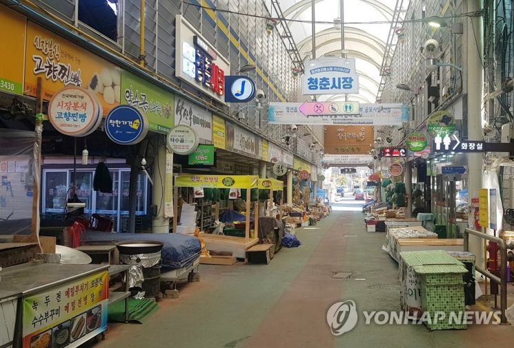 코로나19 대유행이 시작된 지난해 손님 끊긴 한 재래시장 모습. / 사진=연합뉴스