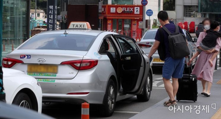 [포토] 거리두기 4단계 시행.. 18시 이후 택시도 2인까지