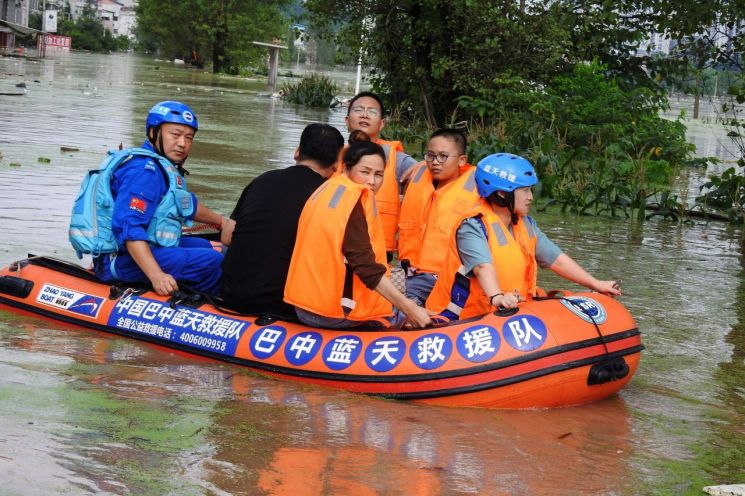 홍수가 발생한 중국 쓰촨성 다저우에서 11일 구조대가 보트를 이용해 주민들을 대피시키고 있다. 지난 9일부터 이곳 쓰촨 지역에 내린 폭우로 곳곳에서 산사태가 발생하고 하천이 범람해 주택과 상가가 물에 잠겼으며, 6개 시·31개 현에서 이재민 72만2천 명이 발생했다. [이미지출처=연합뉴스]