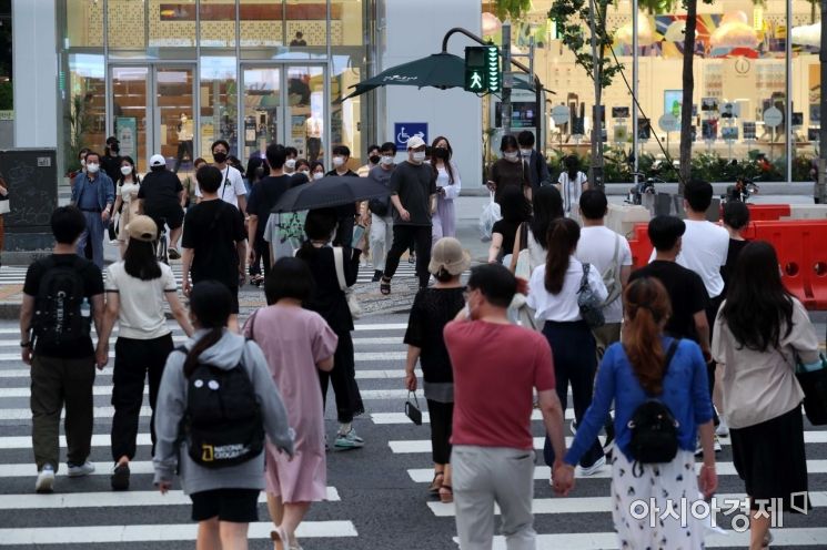 [포토]귀가 위해 정류장 향하는 시민들 