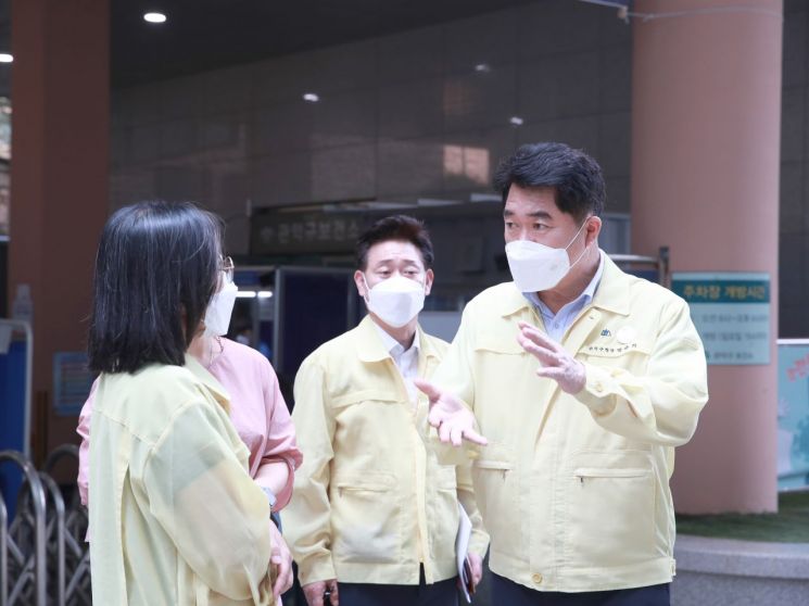 박준희 관악구청장이 선별진료소를 방문, 관계자들과 방역 대책 등 대화를 나누고 있다.