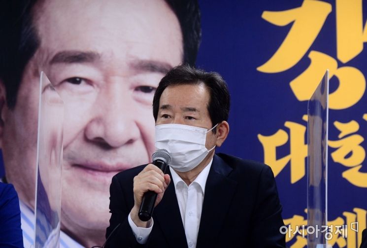 더불어민주당 대선 경선후보인 정세균 전 국무총리가 13일 서울 여의도에 위치한 캠프사무실에서 이광재 의원과 김영주 의원을 공동 선거대책위원장으로 하는 캠프 인선 발표를 마치고 기자들의 질문에 답변을 하고 있다./윤동주 기자 doso7@