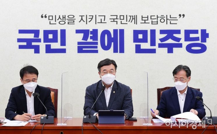 윤호중 더불어민주당 원내대표가 13일 국회에서 열린 원내대책회의에 참석, 모두발언을 하고 있다./윤동주 기자 doso7@