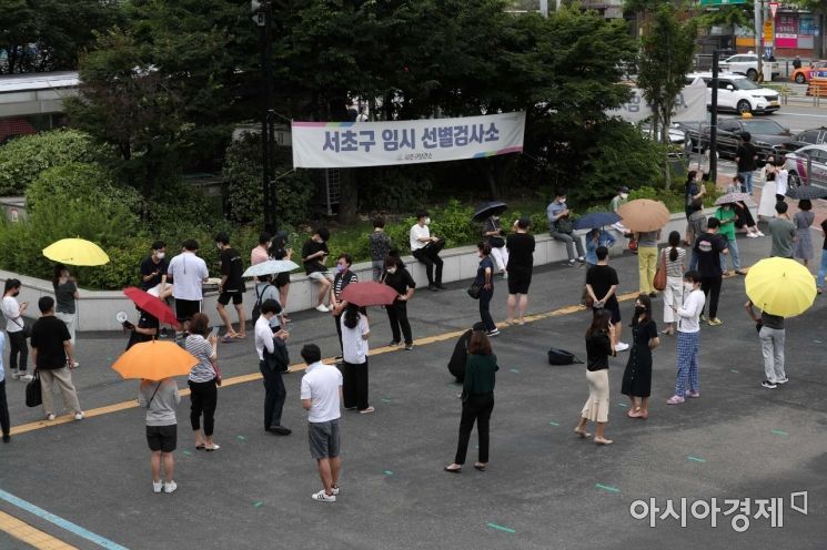 코로나19 신규 확진자가 일주일 연속 1천명을 넘어선 13일 서울 서초구 강남고속버스터미널에서 시민들이 검사를 위해 대기하고 있다. /문호남 기자 munonam@