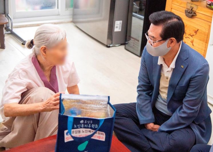 성장현 용산구청장이 12일 후암동 강 모 어르신댁을 찾아 삼계탕을 전달하면서 대화를 나누고 있다.