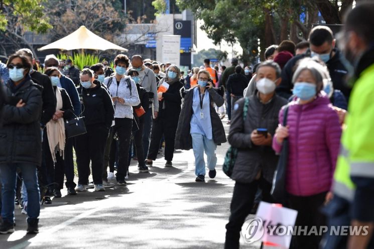 호주 뉴사우스웨일스(NSW)주가 코로나19 델타 변이 확산으로 비상인 가운데, 지난 7일(현지시간) 시드니 외곽 홈부시에 마련된 백신 접종소 앞에 백신을 맞기 위해 줄 선 시민들. / 사진=연합뉴스