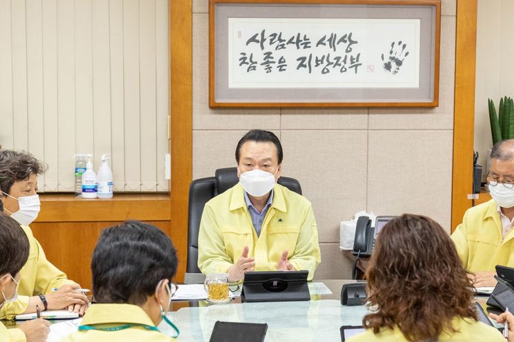 [서울시 구청장 24시]김수영 양천구청장 사회적경제 유공 대통령상 수상자 격려 