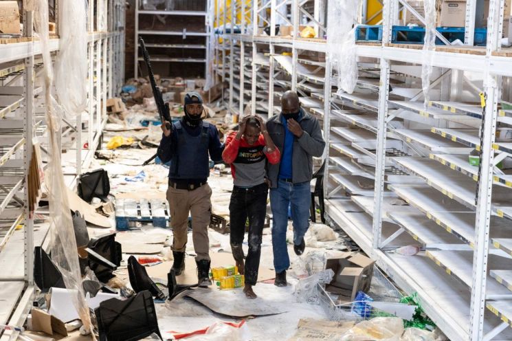 LG공장 불타고 삼성 물류창고도 당했다…거세지는 남아공 폭동