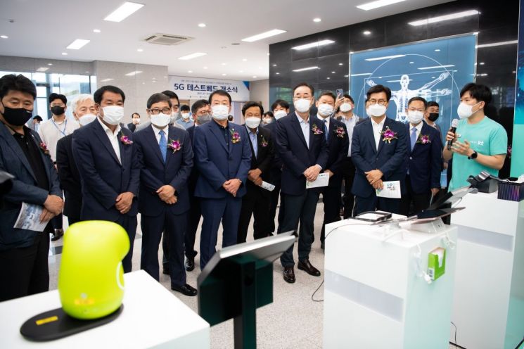 '5G 시험망 테스트베드’ 개소식에 참석한 관계자들이 KT전시부스에서 5G 기반 서비스에 대해 설명을 듣고 있다. (앞쪽 왼쪽에서부터) 하대성 경상북도 경제부지사, 김재상 구미시의회 의장, 장세용 구미시장, 김영식 국회의원, 우병구 구미전자정보기술원장.
