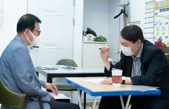 윤석열 대통령 선거 예비후보가 13일 오전 '윤석열이 듣습니다' 다섯 번째 행보로 서울 도봉구 한 부동산 중개소를 방문, 방진기 한국공인중개사협회 도봉구지회장으로부터 현장의 목소리를 전해 듣고 있다. 사진=윤석열 예비후보 캠프 제공
