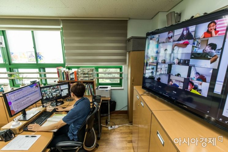 사회적 거리두기 4단계 적용에 따라 서울 학교들이 원격수업으로 전환된 가운데 14일 오전 서울 성동구 무학초등학교 5학년 교실에서 선생님이 온라인 수업을 진행하고 있다. 2021.07.14.