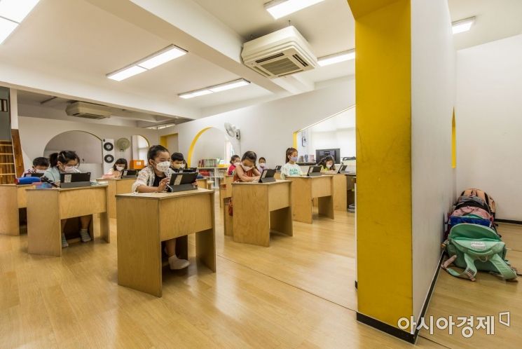 성동구 무학초등학교 긴급돌봄교실에서 2학년 학생들이 온라인 수업을 하고 있다. /사진공동취재단