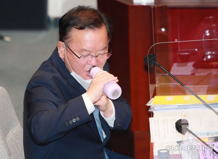 김부겸 국무총리가 14일 국회에서 열린 예산결산특별위원회 전체회의에 출석, 속이 타는 듯 물을 마시고 있다. /윤동주 기자 doso7@