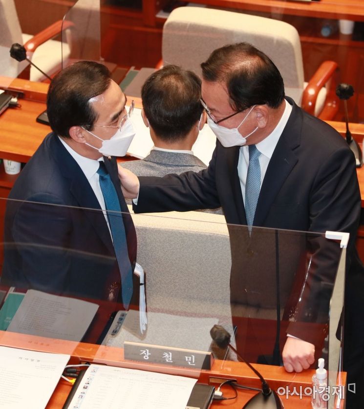 김부겸 국무총리가 14일 국회에서 열린 예산결산특별위원회 전체회의에 출석, 박홍근 예결위원장과 이야기를 나누고 있다. /윤동주 기자 doso7@