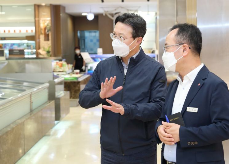 [서울시 구청장 24시]박준희 관악구청장 롯데백화점 관악점 방역 현장 점검