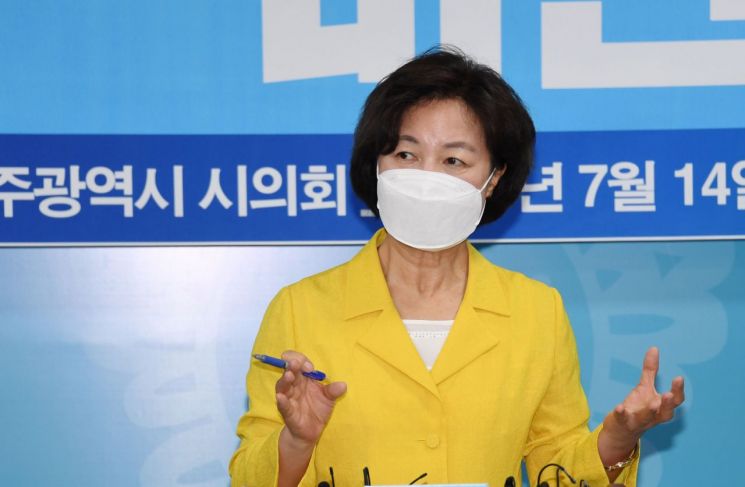 더불어민주당 대권 주자인 추미애 후보가 14일 광주시의회에서 기자회견을 하고 있다. [이미지출처=연합뉴스]