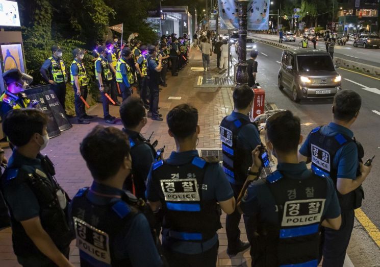 15일 새벽 전국자영업자비대위 소속 회원 등이 서울 종로구 마로니에공원 일대에서 비상등을 켠 채 정부의 '거리두기 4단계 조치'에 불복하는 1인 차량 시위를 하고 있다. / 사진=연합뉴스