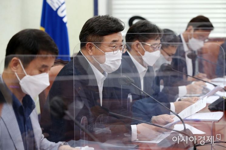 윤호중 더불어민주당 원내대표가 15일 국회에서 열린 정책조정회의에 참석, 모두발언을 하고 있다./윤동주 기자 doso7@