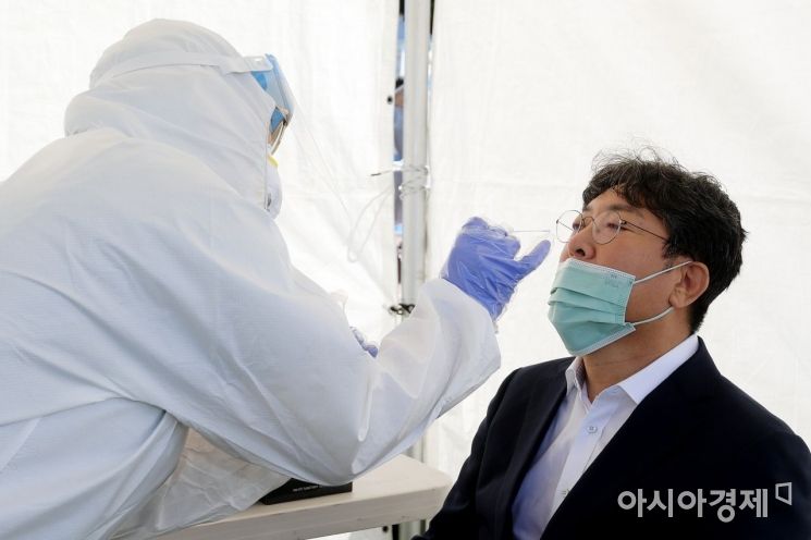이춘석 국회사무총장이 15일 서울 여의도 국회 운동장에 마련된 임시선별검사소에서 코로나19 검사를 받고 있다./윤동주 기자 doso7@