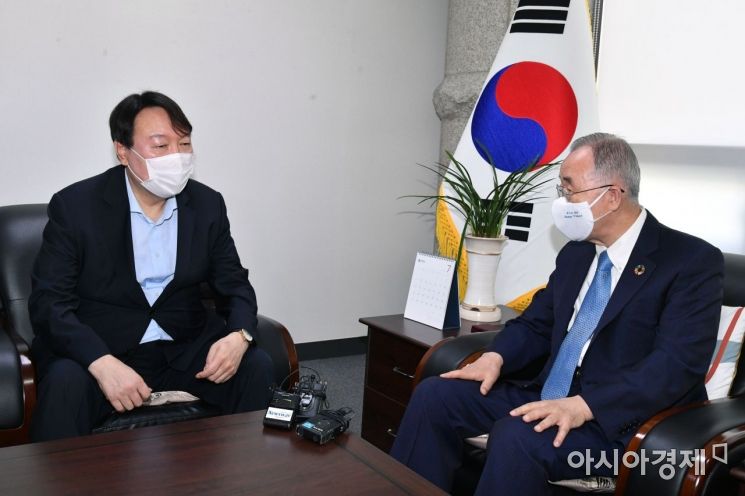 윤석열 전 검찰총장이 15일 서울 종로구 경희궁길에 위치한 반기문재단에을 방문 반 전 UN 사무총장을 예방하고 있다./국회사진기자단