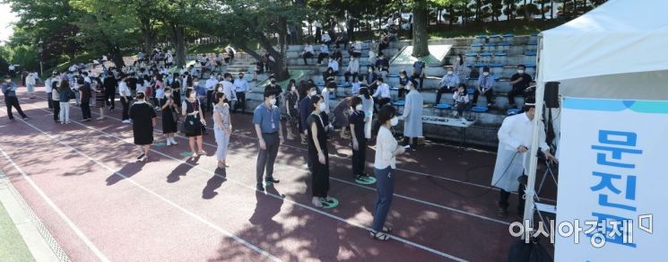 15일 서울 여의도 국회 운동장에 마련된 임시선별검사소에서 국회 직원 및 관계자들이 코로나19 검사를 받기 위해 대기하고 있다./윤동주 기자 doso7@