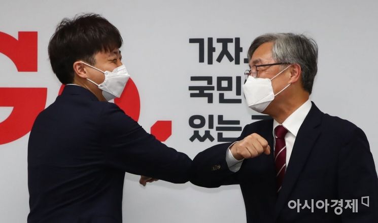 이준석 국민의힘 대표가 15일 서울 여의도 국민의힘 중앙당사를 찾은 최재형 전 감사원장을 접견하며 인사를 나누고 있다./윤동주 기자 doso7@
