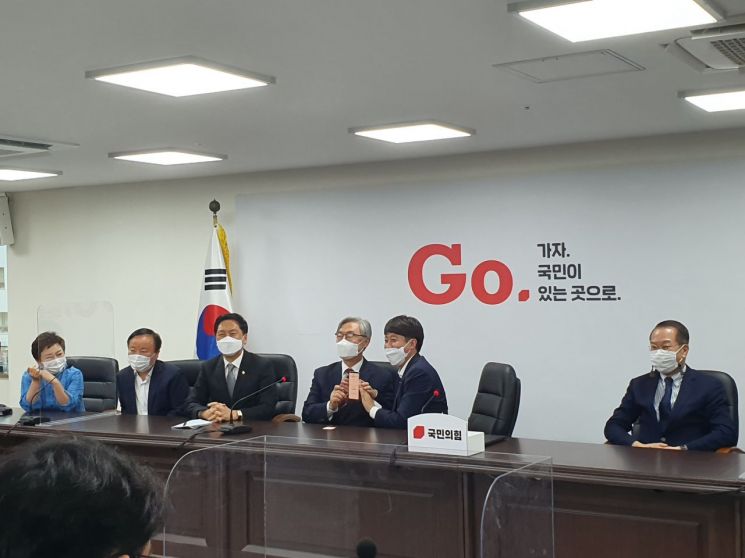 15일 서울 여의도 국민의힘 당사에서 최재형 전 감사원장이 스마트폰으로 입당 절차를 밟은 후 이준석 국민의힘 대표와 함께  스마트폰 화면을 들어 보이고 있다. 금보령 기자