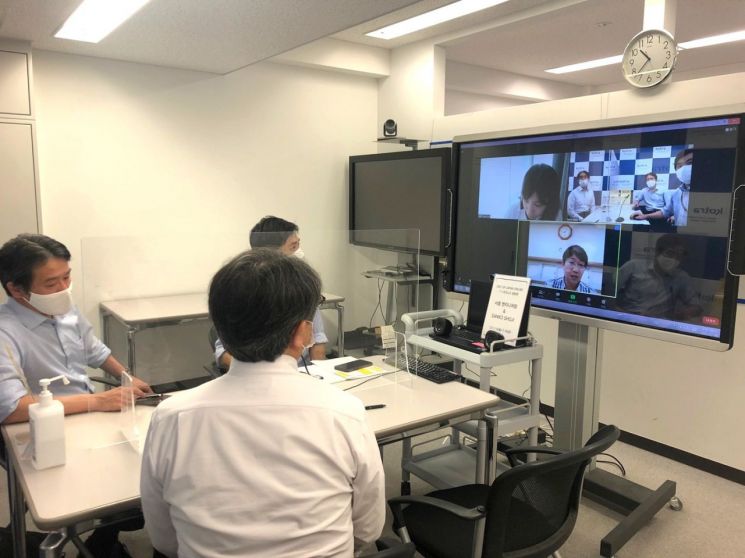 KOTRA가 개최한 '2021 글로벌 파트너링 일본'에서 플랜트 기자재를 생산하는 국내기업과 일본 바이어가 화상 상담을 진행하고 있다.(사진제공=KOTRA)