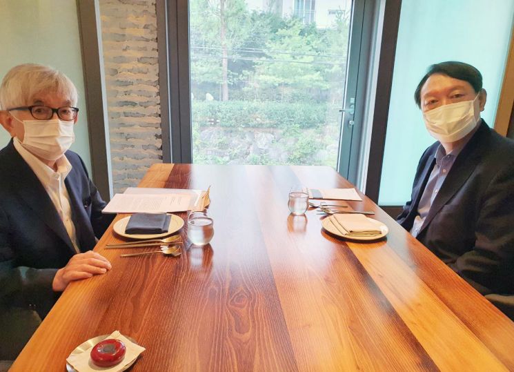 윤석열 전 검찰총장이 지난 12일 서울 시내 한 음식점에서 진보 성향의 정치학계 원로인 최장집 고려대 명예교수와 오찬 회동을 하고 있다. [윤석열 캠프 제공. 재판매 및 DB금지] [이미지출처=연합뉴스]