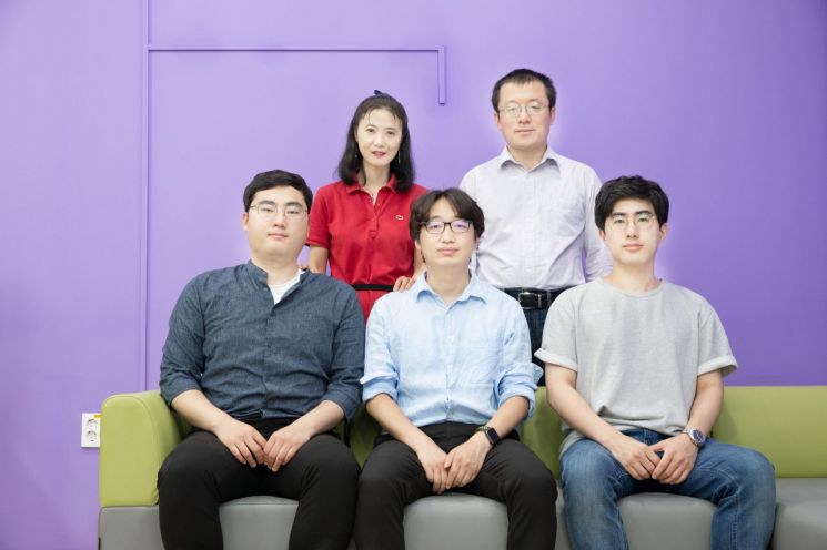 (우측상단부터 시계방향) 장지현 교수, 펑딩 교수, 곽명준 연구원, 윤종철 연구원, 강경남 연구원.