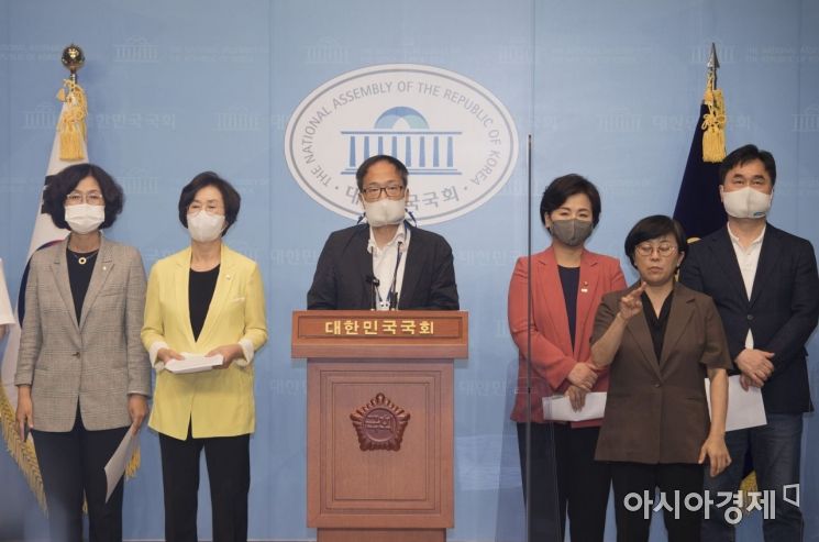 더불어민주당 법사위원들이 15일 국회에서 한명숙 사건 법무부 대검 합동감찰 결과 발표와 관련해 기자회견을 갖고 있다./윤동주 기자 doso7@