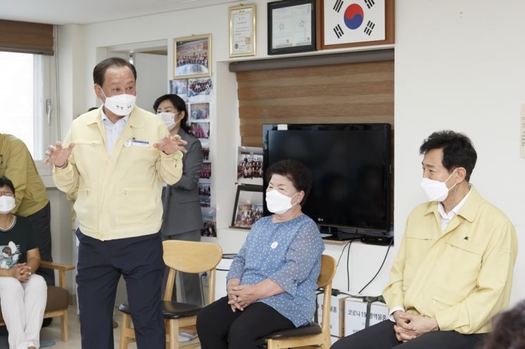 [포토]채현일 영등포구청장, 폭염에 고생하는 직원 격려
