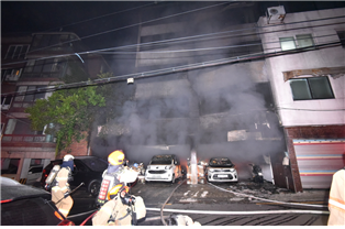 16일 새벽 1시 6분께 서울 은평구 갈현동의 지상 4층·지하 1층 다세대 주택에서 화재가 발생했다. 사진제공=은평소방서