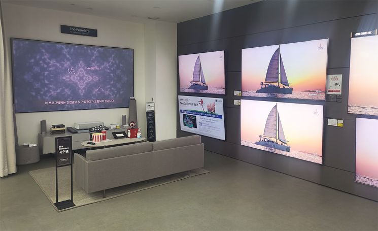 서울 전자랜드 파워센터 용산점에서 프리미엄 TV를 판매하고 있다.