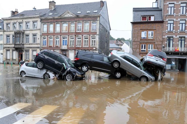 15일(현지시간) 서유럽에 내린 폭우의 영향으로 침수된 벨기에 베르비에 시내의 한 로타리에 차량들이 뒤엉켜 있다. [이미지출처=연합뉴스]