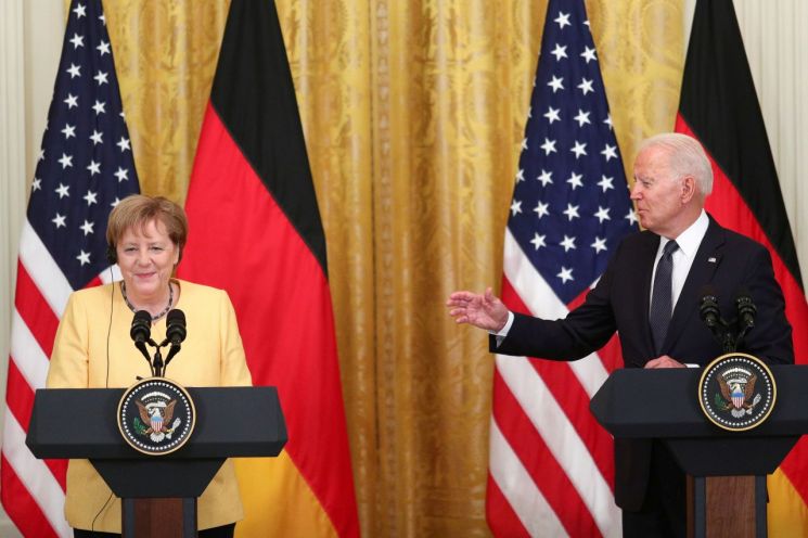 조 바이든 미국 대통령(오른쪽)과 앙겔라 메르켈 독일 총리 [이미지출처=로이터연합뉴스]