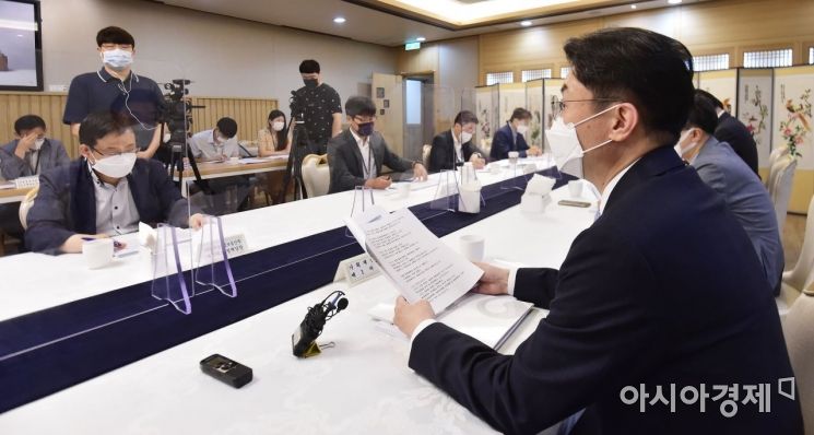 [포토] 혁신성장 전략점검회의 주재하는 이억원 차관