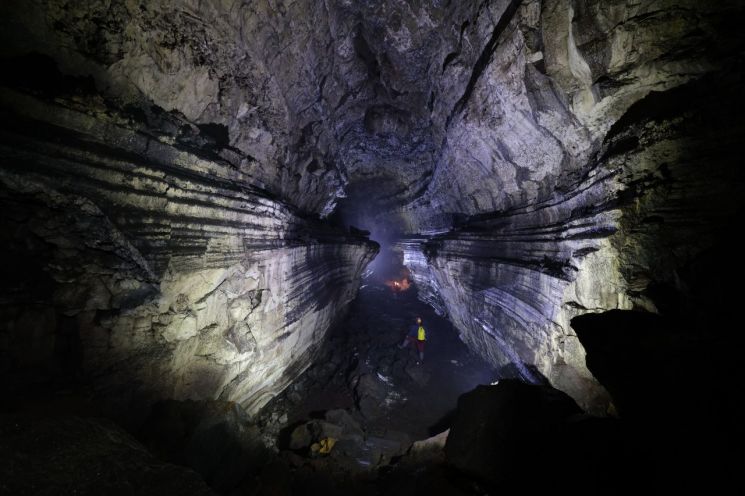 제주 '거문오름 용암동굴계'에 형성된 만장굴 내부.