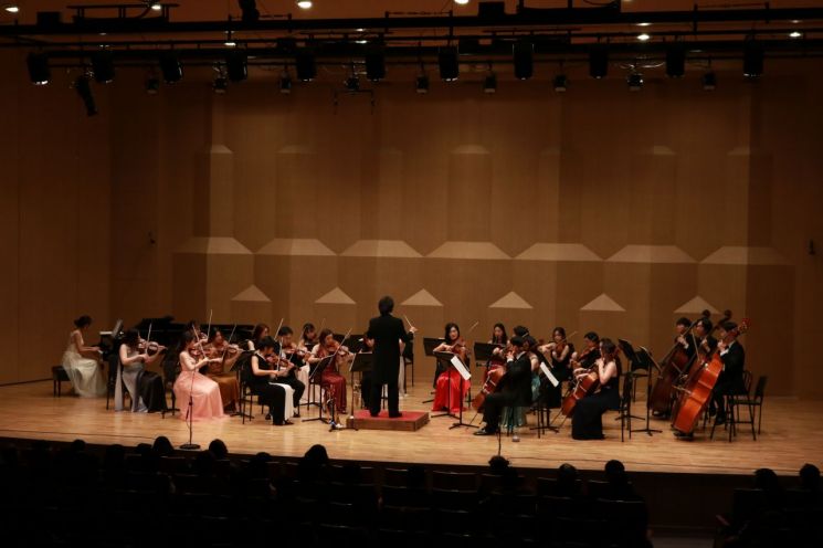 신세계면세점이 서초문화재단과 발달장애인들로 구성된 ‘하트하트 오케스트라’에 음악 교육과 공연까지 지원한다.