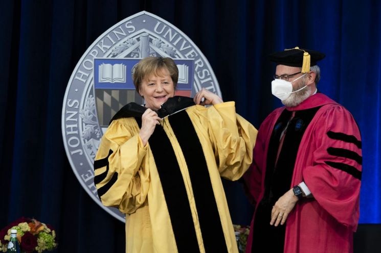 15일(현지시간) 오전 앙겔라 메르켈 독일 총리가 미독 정상회담을 앞두고 미국 워싱턴의 존스홉킨스대 국제관계대학원(SAIS)에서 명예박사 학위를 받고 있다. [이미지출처=AP연합뉴스]