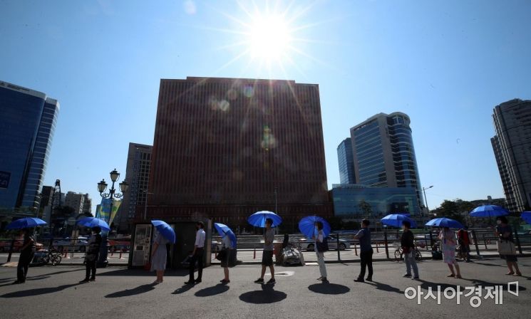 [포토] 서울역 임시 선별검사소 앞 파란 양산 행렬